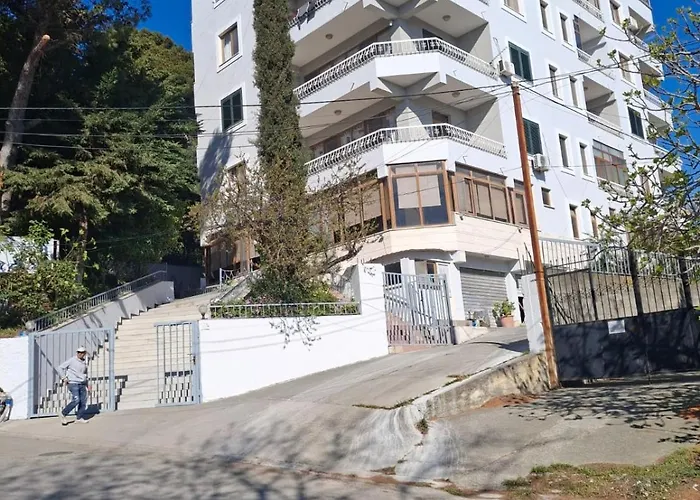 Jozi Kaiser 1 * Durrës